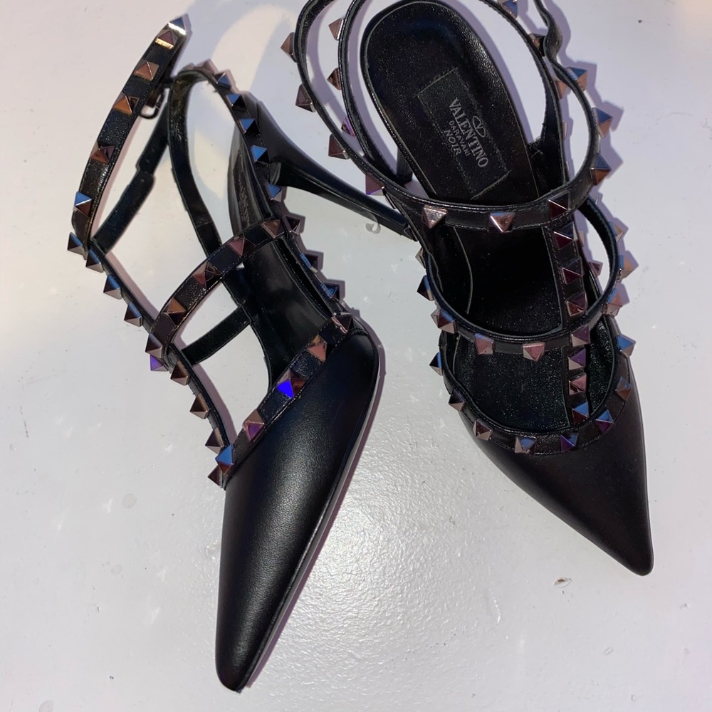 Noir Rockstud T-Strap 
VALENTINO GARAVANI